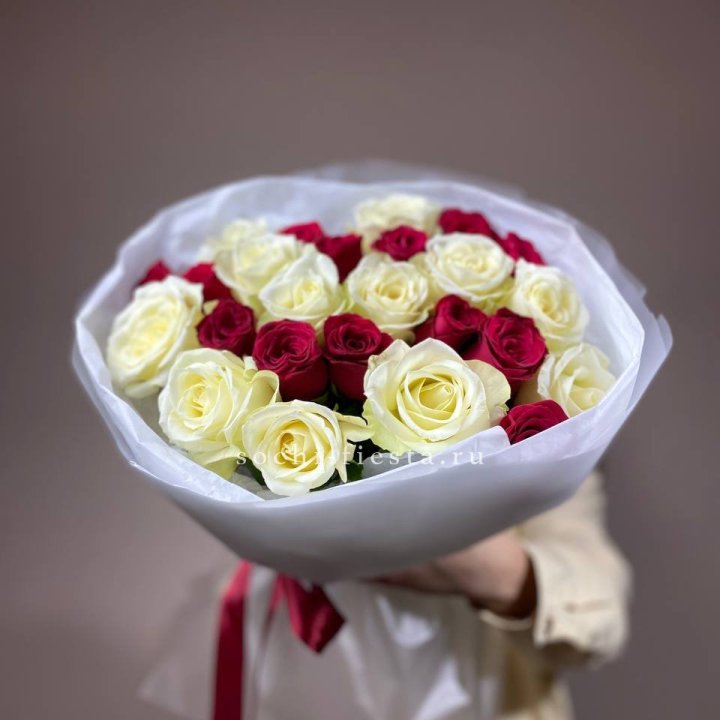 Букет их красных и белых 25 роз в Армавире