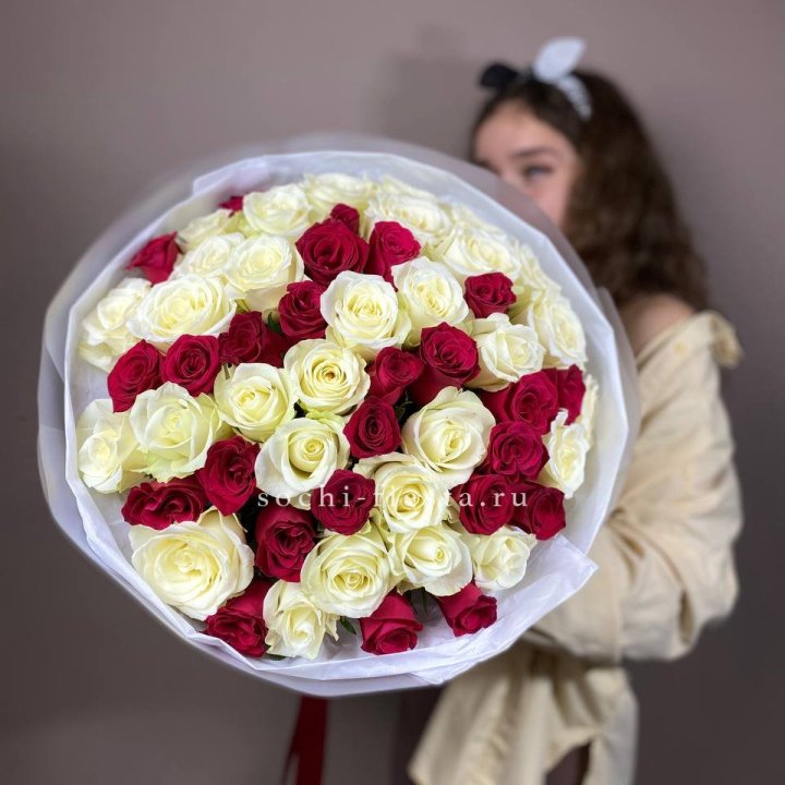 Микс из 55 роз в Армавире