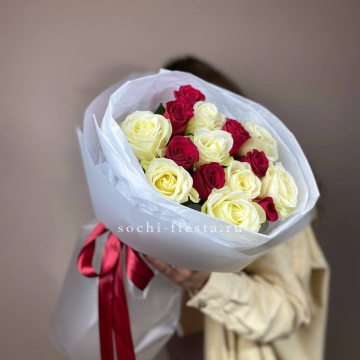 Букет из красных белых 15 роз в Армавире