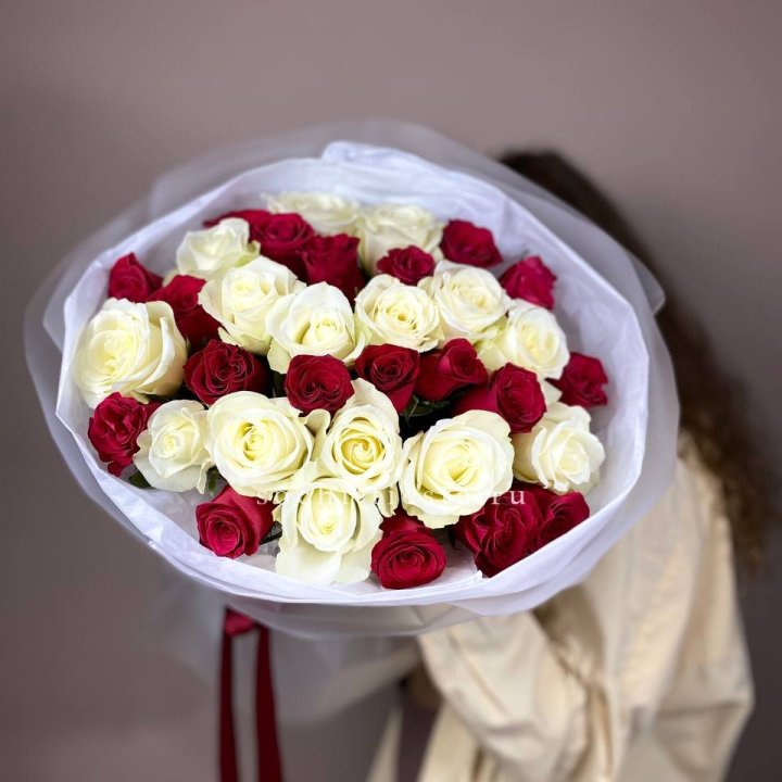 Букет из красных белых 35 роз в Армавире