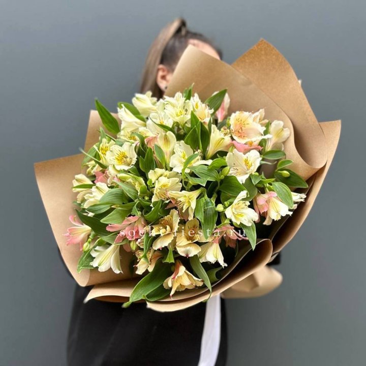 Букет альстромерий в крафте в Армавире