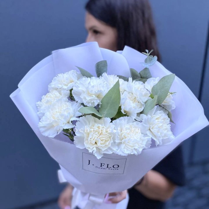 Букет белых диантусов с эвкалиптом в Армавире