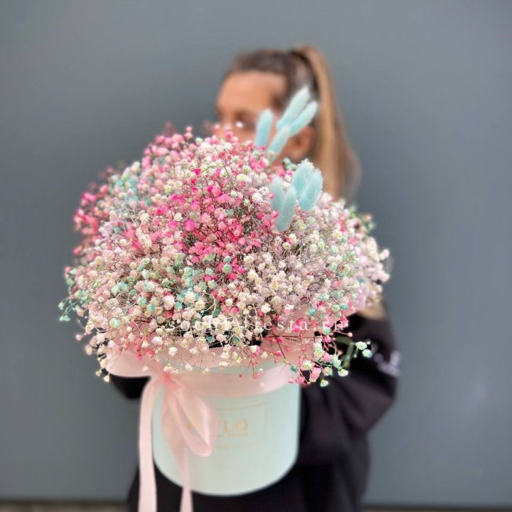 9 Радужных гипсофилы в шляпной коробке в Армавире