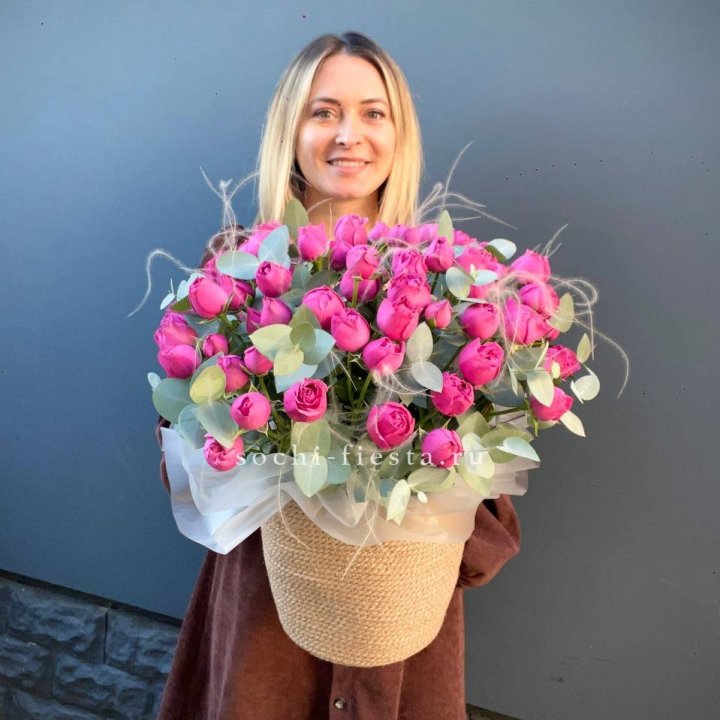 Пионовидные розы  в джутовом кашпо  в Армавире