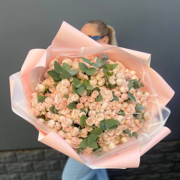 101 кустовая роза с эвкалиптом в Армавире