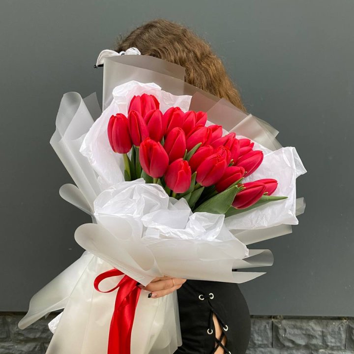  25 красных воздушных тюльпанов в Армавире