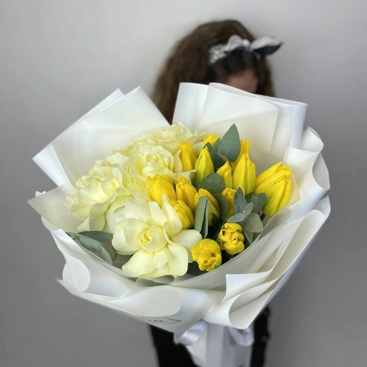 Дуо жёлтые тюльпаны и розы в Армавире