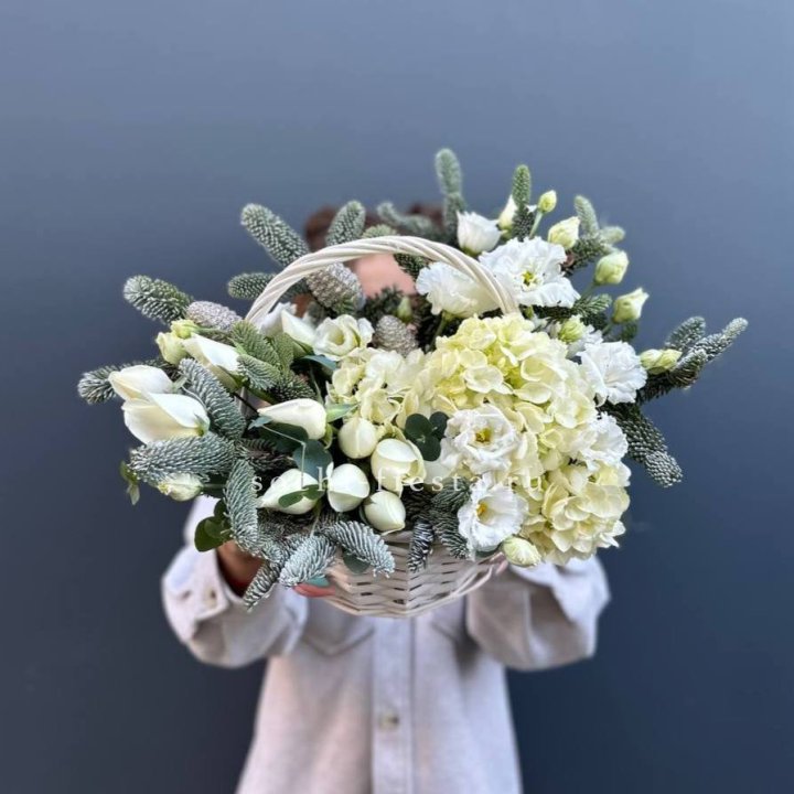 Новогодняя корзина с цветами в Армавире