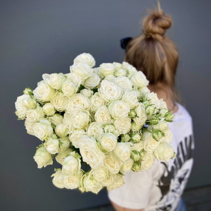 Охапка кустовых роз бомбастик  в Армавире