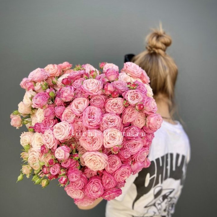 Охапка кустовых роз бомбастик пинк в Армавире