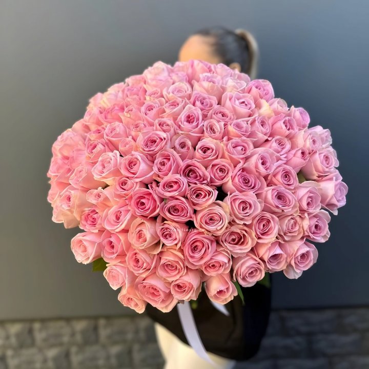 Охапка из 101 розовой розы в Армавире