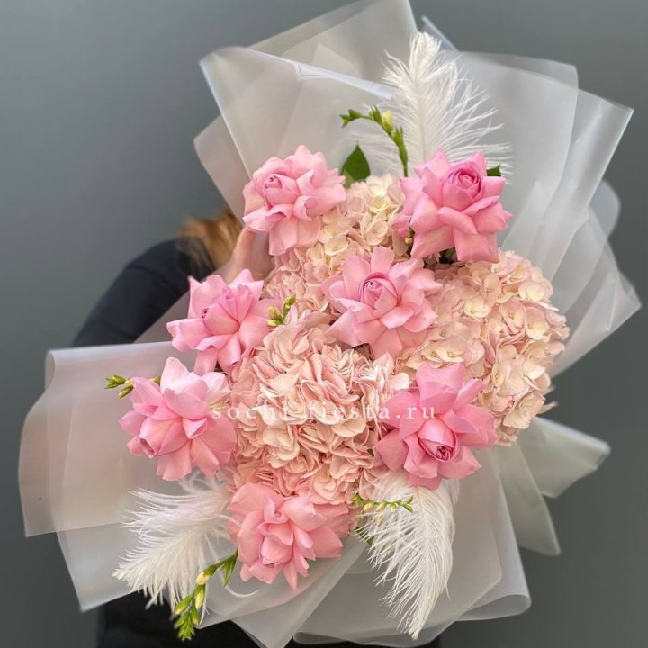  Букет  из гортензий и розовых роз в Армавире