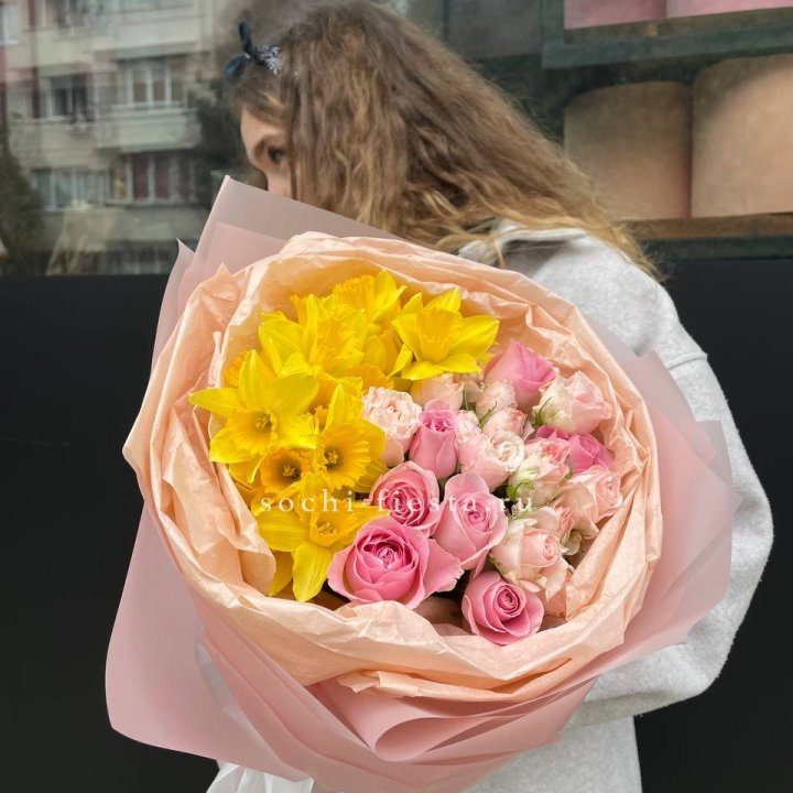 Букет роз и нарциссов в Армавире