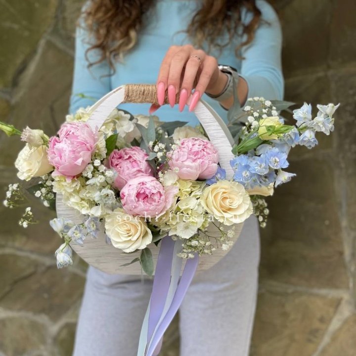 Ящик с пионами в Армавире