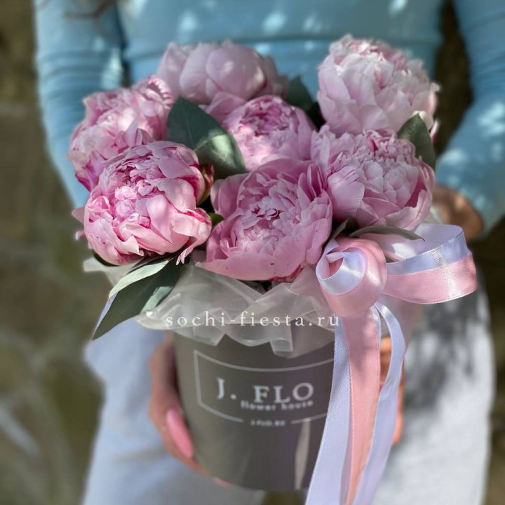 Цилиндр пионов с эвкалиптом в Армавире