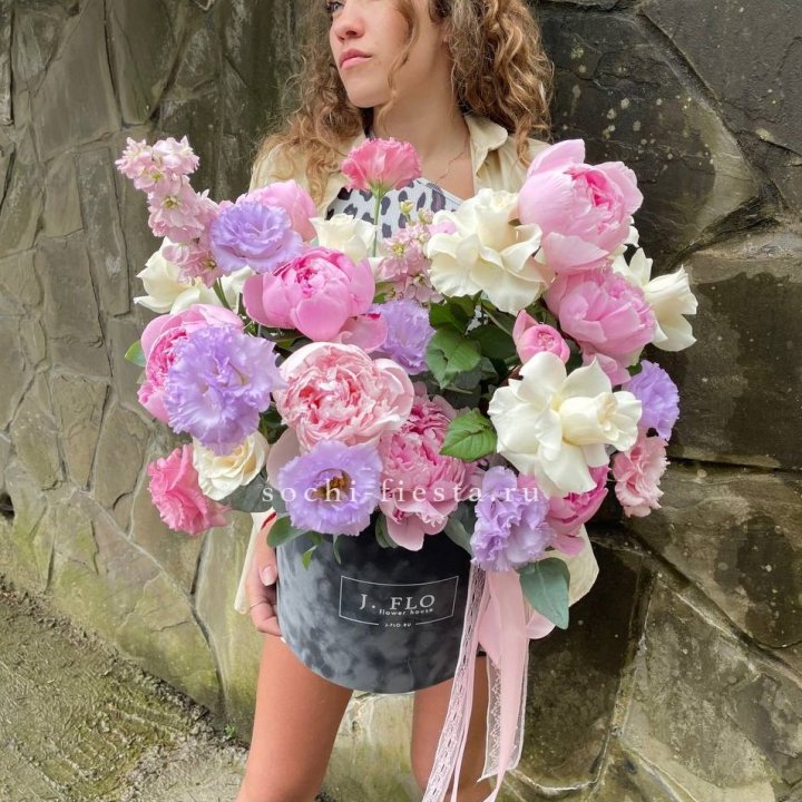 Дизайнерский цилиндр с пионами в Армавире