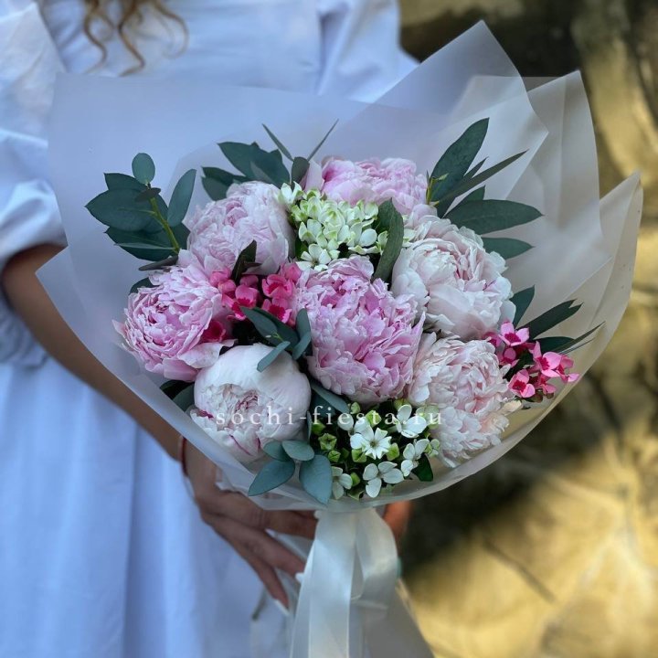 7 зефирных пионов с эвкалиптом в Армавире