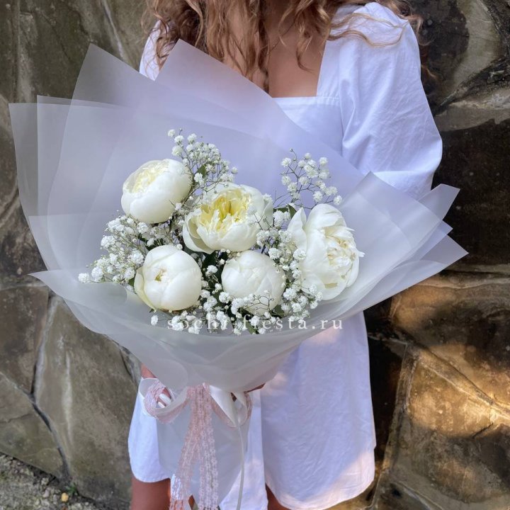 Букет белых пионов "Файв" в Армавире
