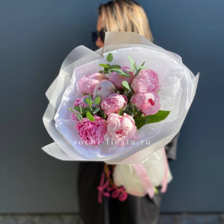 9 пионов с эвкалиптом в Армавире