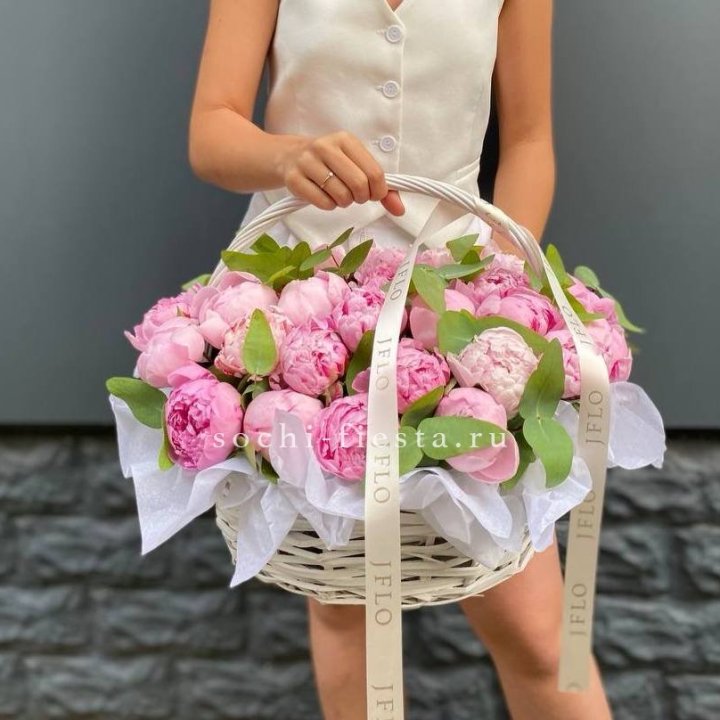 29 пионов в корзине в Армавире