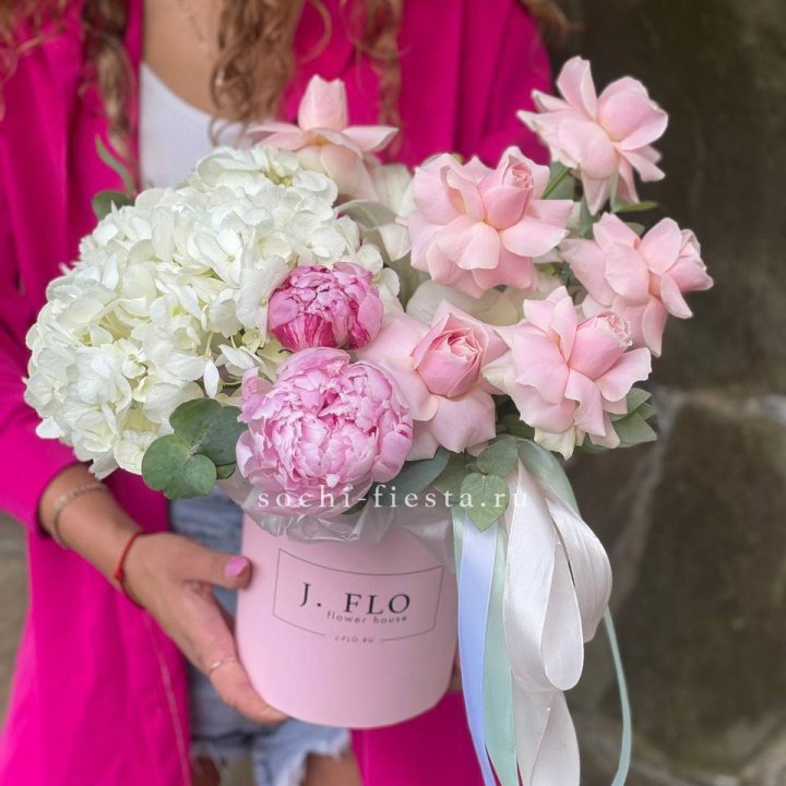 Цилиндр с пионами "Алисия" в Армавире