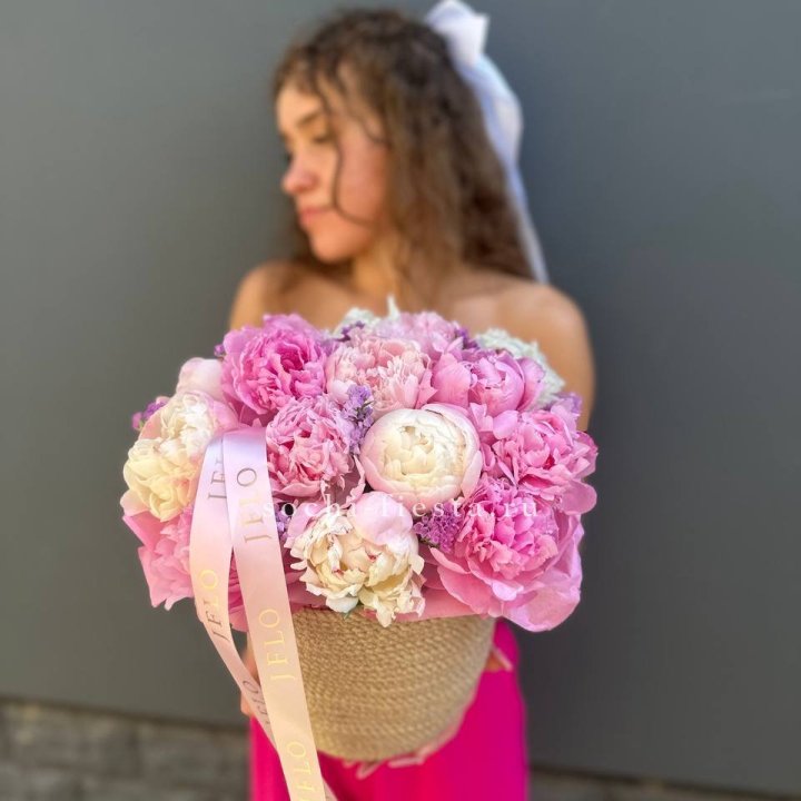 15 пионов в джутовом кашпо в Армавире