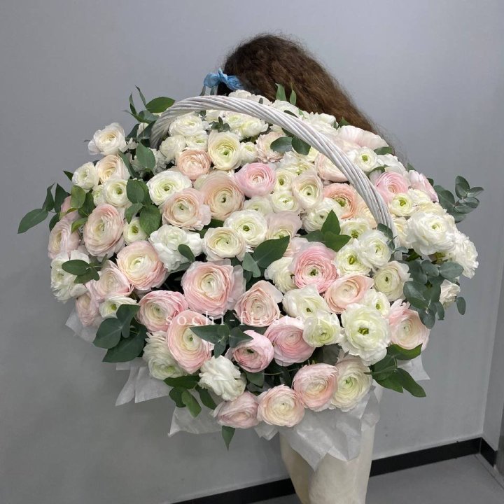 Ранункулюсы в корзине в Армавире