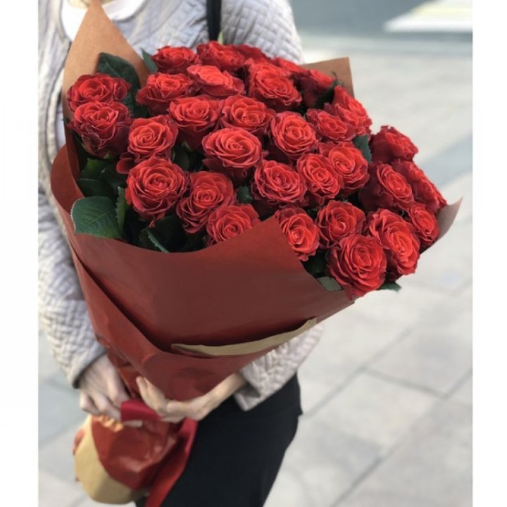 29 высоких роз  в Армавире