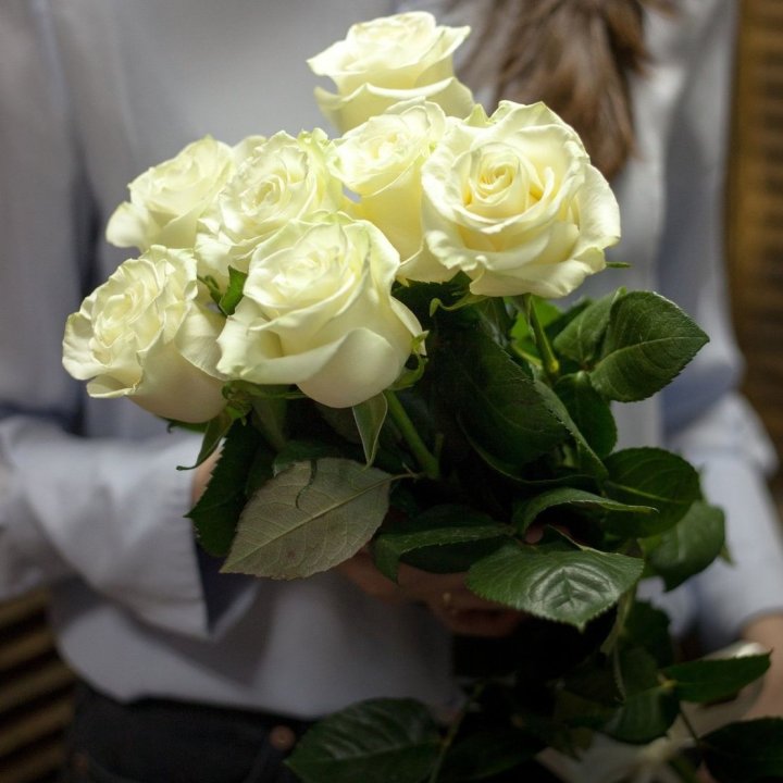 7 белых роз в Армавире