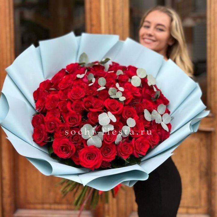 101 красная роза с эвкалиптом в Армавире