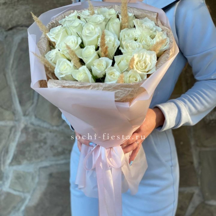 25 белых роз с сухоцветами в Армавире