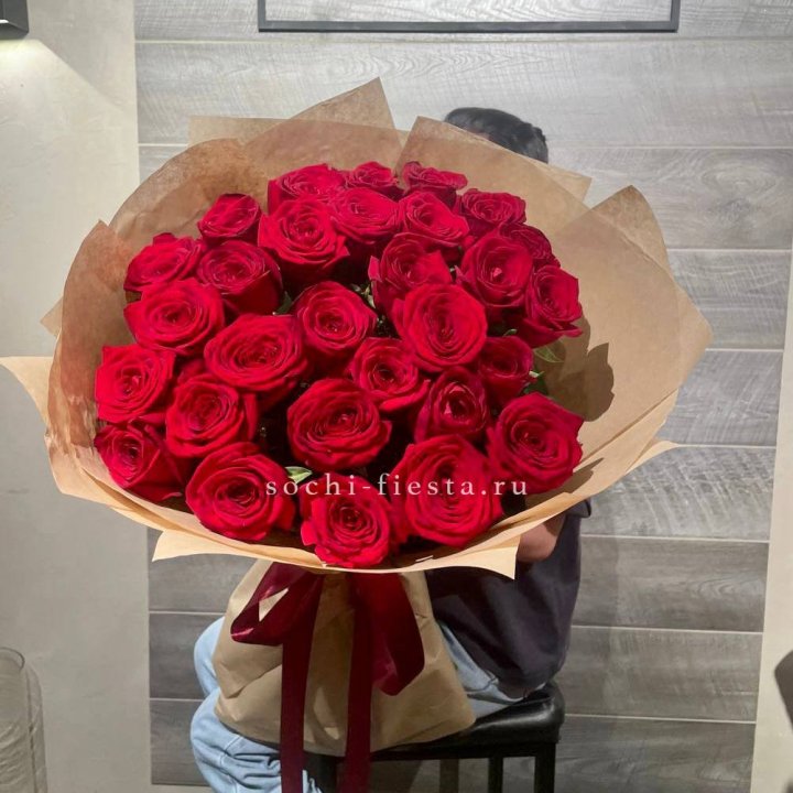 37 красных роз в крафте в Армавире