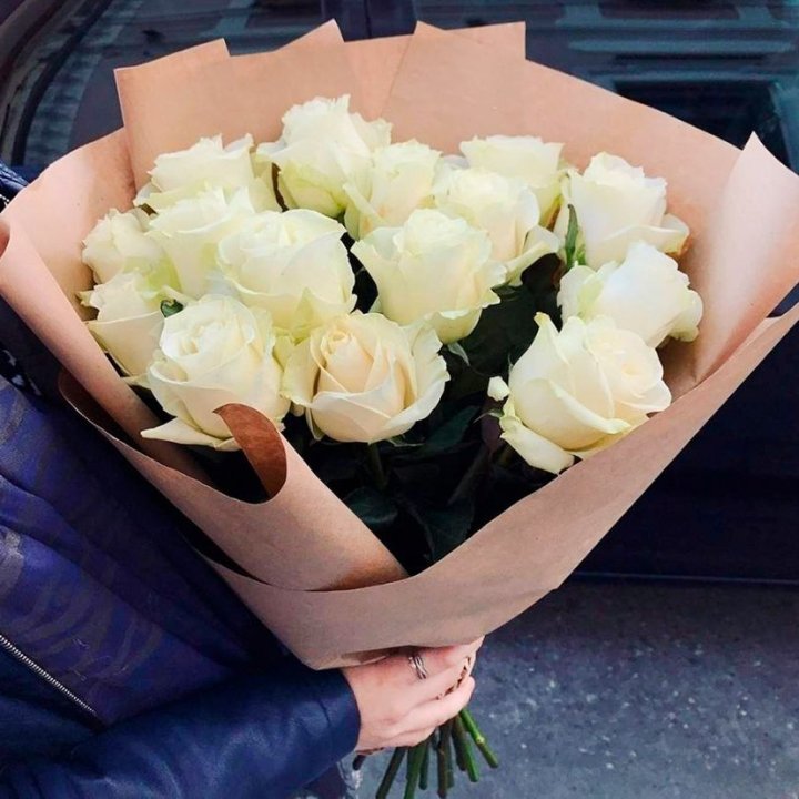 15 белых роз "Крафт" в Армавире