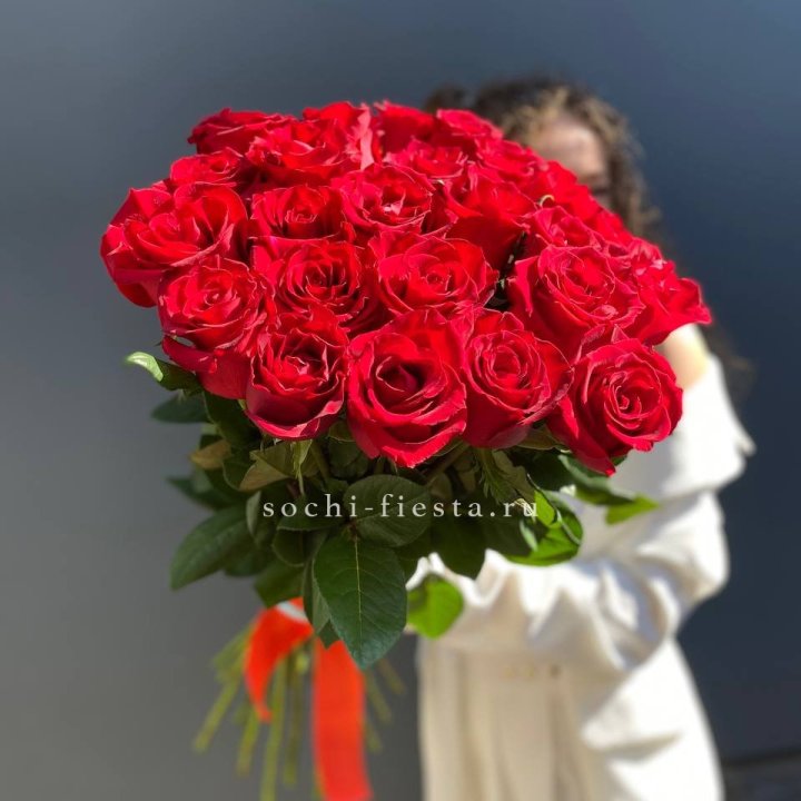 25 высоких красных роз в Армавире