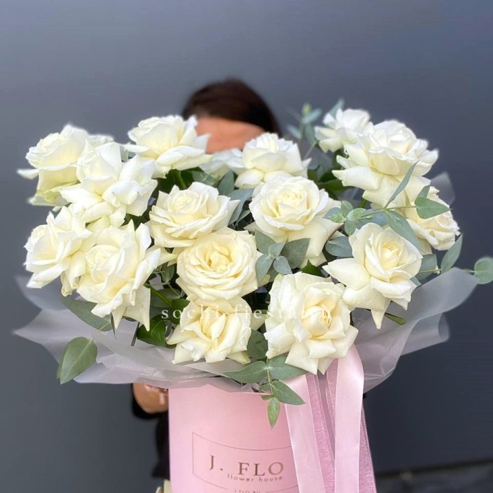 17 Французских белых роз в боксе в Армавире