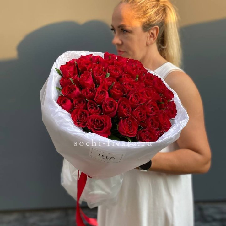 51 роза мадам ред в нежном оформлении в Армавире