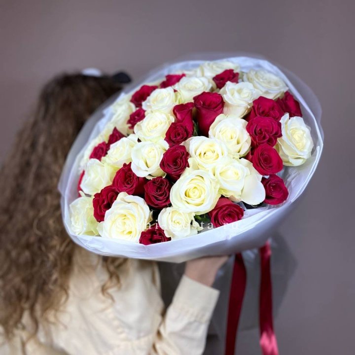 Букет из красных белых 45 роз в Армавире