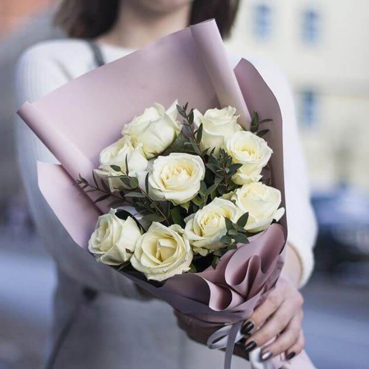 9 белых  роз "Минт" в Армавире