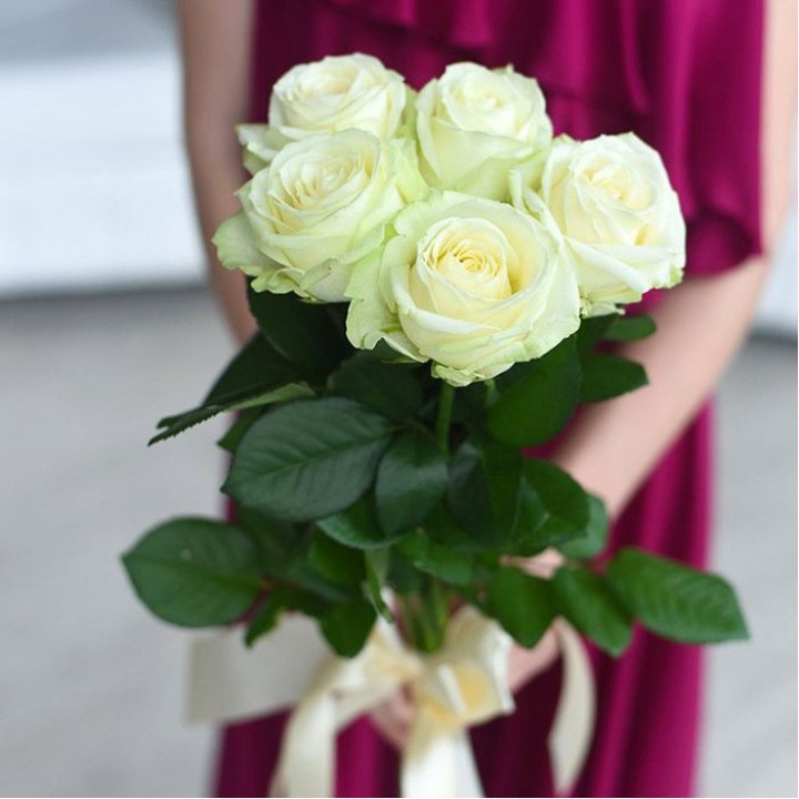 5 белых роз в Армавире