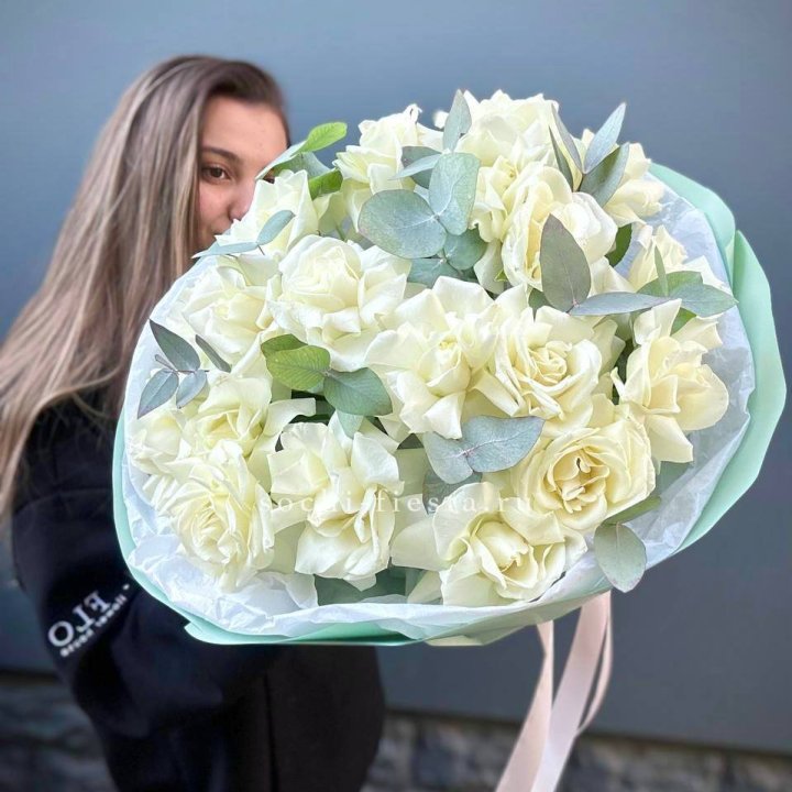19 Белых французских роз "Ноте бьянке" в Армавире