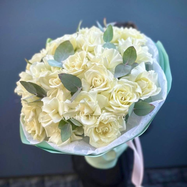 25 Белых французских роз "Ноте бьянка" в Армавире