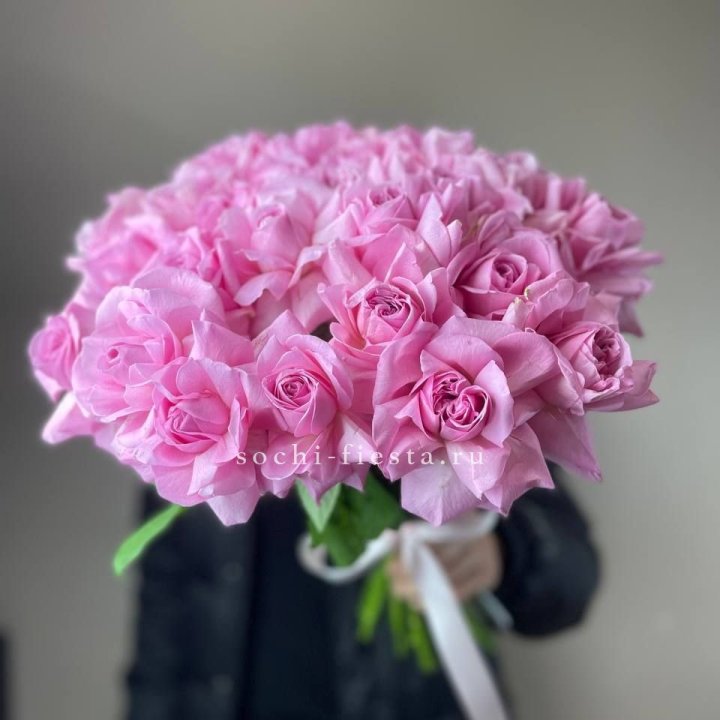 25 розовых французских роз в Армавире