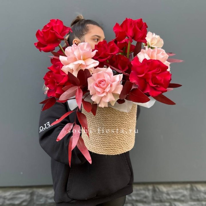 15 Французских роз в джутовом кашпо в Армавире