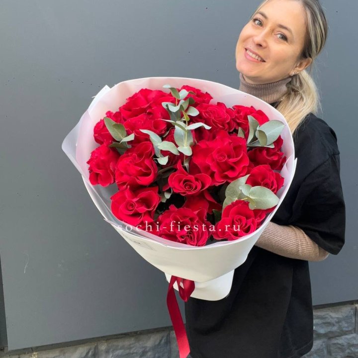 17 Красных французских роз в Армавире