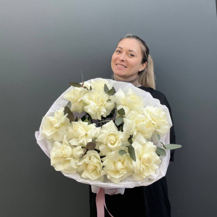 13 Белых французских роз Облако в Армавире