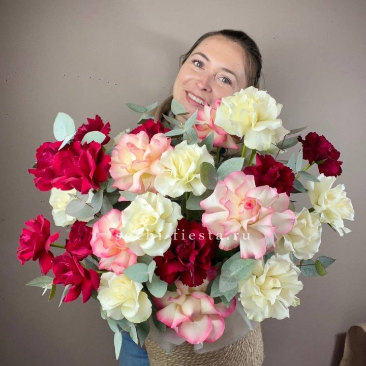 35 французских роз микс в джутовом боксе в Армавире