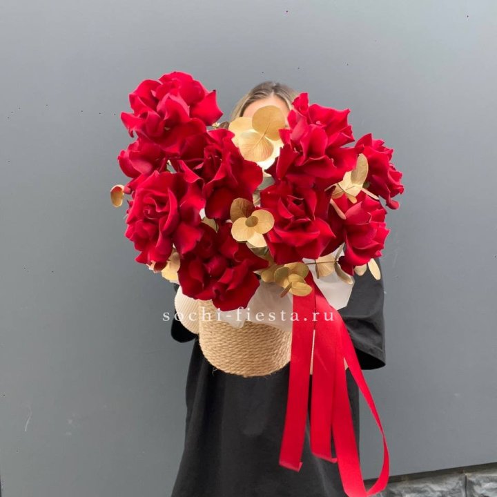 Красные французские розы в джутовом кашпо в Армавире