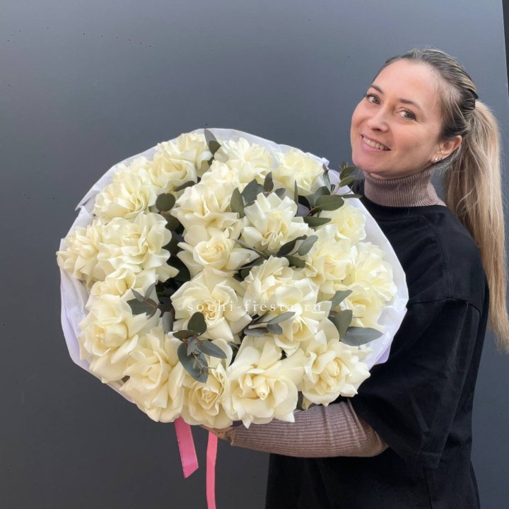 25 Белых французских роз Вайт найс в Армавире