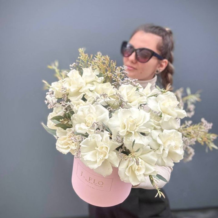 17 Французских белых роз в коробке Афина в Армавире