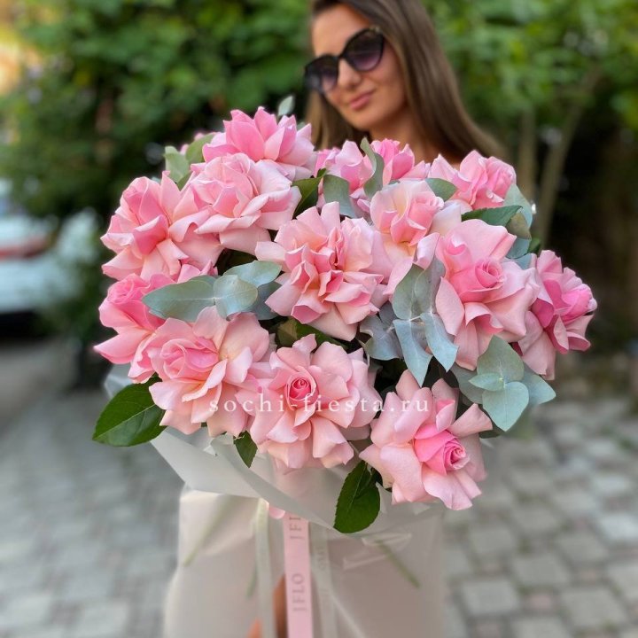 17 Розовых  французских роз в Армавире